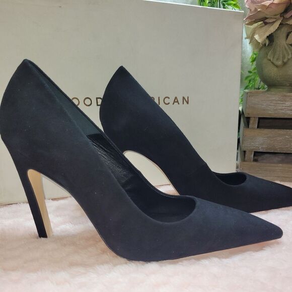Good American The Icon Pointed Toe Pump in Black Suede - Picture 2 of 16